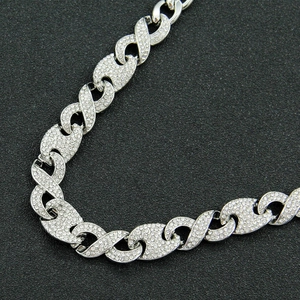 Collier à maillons cubains argentés sertis de cristaux avec fermoir groin de porc