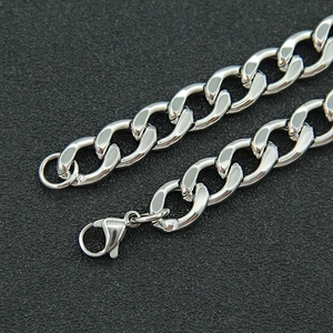 Détail d'un collier chaîne gourmette en acier inoxydable argenté poli avec fermoir mousqueton