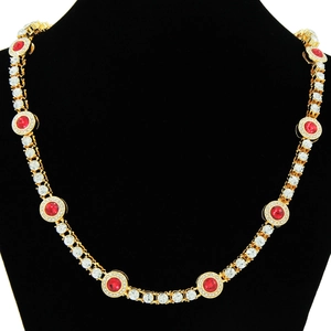Collana a catena cubana hip hop con gemme rosse e diamanti bianchi su base dorata
