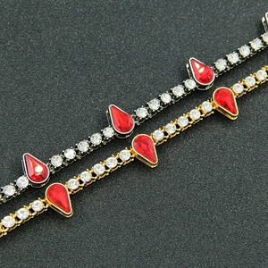Collier ras du cou hip hop avec pierres rouges en goutte et strass brillants sur fond noir