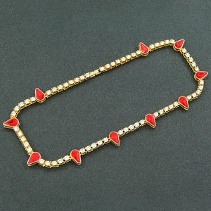 Chaîne cubaine dorée hip hop avec pavé de diamants et pierres rouges en poire