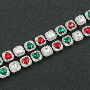 Collier chaîne cubaine hip hop avec strass colorés en forme de cœur et finition argentée