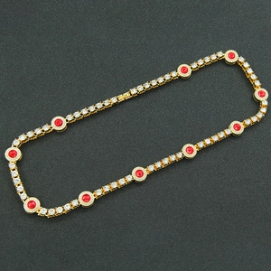 Collana a catena cubana dorata con pietre rosse rotonde e cristalli bianchi intarsiati