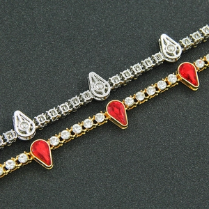 Bracelet rivière en argent et or serti de cristaux rouges en forme de goutte