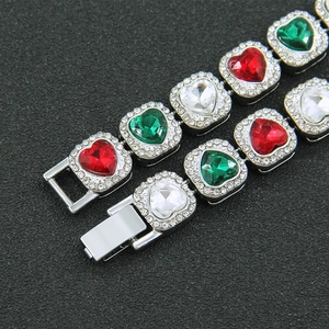 Vue macro du bracelet tennis en argent avec pierres en cœur colorées et diamants pavés