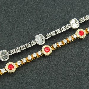 Vista macro di bracciali tennis in oro e argento con scintillanti cristalli rossi e bianchi
