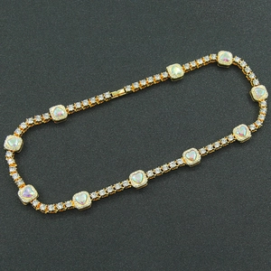Collier hip hop doré avec pierres de cœur irisées et strass brillants scintillants