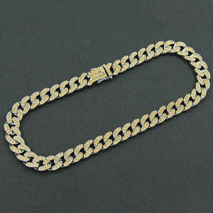 Collana hip hop Cuban silver con pietre di zircone arancione scintillanti in vista piana