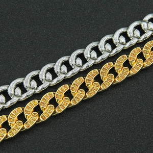 Dettaglio macro della trama argento martellato e glitter oro su maglie larghe stile hip-hop