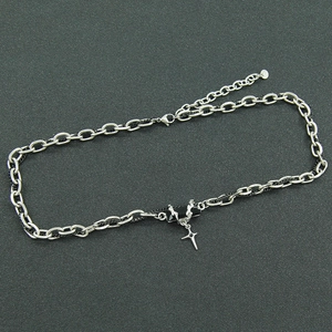 Collier punk avec pierre noire, chaîne argentée et pendentif étoile pour femmes