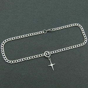 Collier à maille gourmette argentée avec anneau central et pendentif étoile pour femme