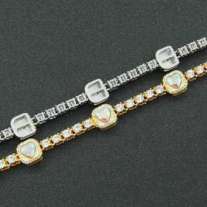 Détails des bracelets chaîne hip hop avec cœurs en strass colorés et pavé de pierres brillantes