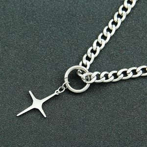 Collier maille cubaine en acier titane poli avec un pendentif étoile minimaliste chic
