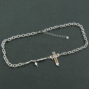 Gothische Titanstahlkette mit Kreuzanhänger und silbernen Knochenakzenten im Punk-Stil
