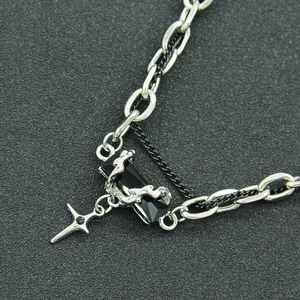 Détail macro d'un collier gothique avec pierre noire et détails de flammes argentées
