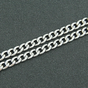 Collier gourmette en acier titane argenté poli avec pendentif étoile style minimaliste