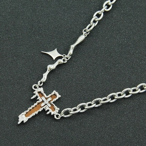 Titan-Kreuzkette mit silberner Lava-Kette und braunem Stein-Inlay-Anhänger