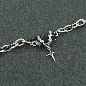 Vue macro d'un collier punk gothique avec chaîne argentée et pierre noire rectangulaire