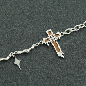 Gothic-Kreuz-Halskette mit Lavatextur und silbernem Stern an einer groben Kette