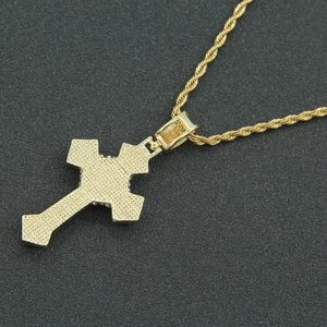 Hip-Hop-Halskette mit goldener Kreuz-Anhänger und vollbesetzten Kristallen an einer Kordelkette