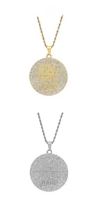 Gros plan pendentifs ronds Stay Humble Hustle Hard avec strass en or et argent