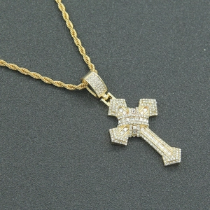 Goldene Hip-Hop Kreuz-Halskette mit funkelnden Strasssteinen und Kordelkette