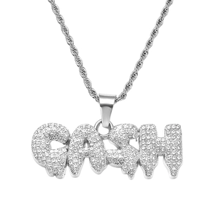 Détail du pendentif CASH serti de cristaux avec une chaîne de corde argentée