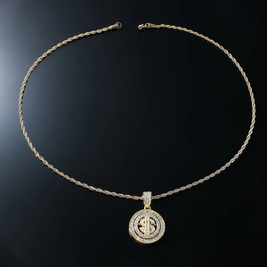 Détail du pendentif dollar rotatif hip-hop en or avec sertissage de diamants scintillants