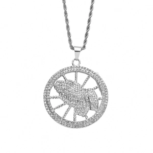 Collana hip hop color argento con ciondolo circolare mani in preghiera e strass lucidi