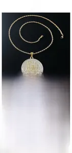 Vue détaillée des colliers hip hop or et argent avec pendentifs Stay Humble Hustle Hard