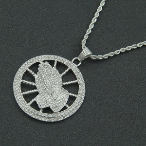 Collana hip hop argentata con medaglione mani in preghiera e cristalli brillanti