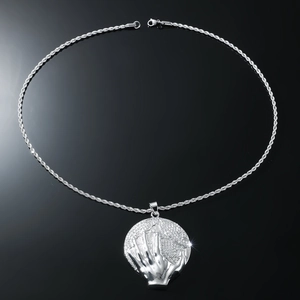 Collier hip-hop argenté avec pendentif main tenant un globe et zircons étincelants