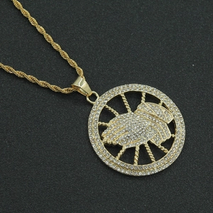 Collana hip hop oro con pendente a disco ghiacciato e mani in preghiera in rilievo
