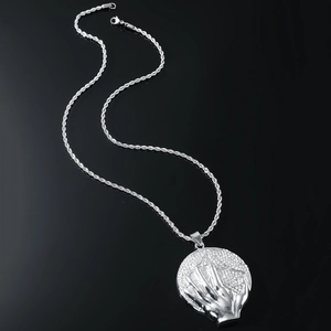 Collier hip hop avec pendentif main tenant le globe et détails en cristal brillant