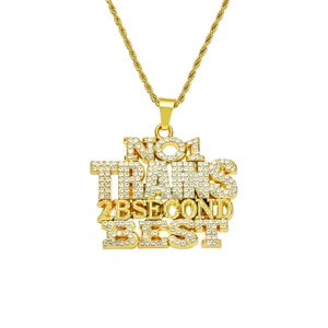 Collier hip-hop avec pendentifs lettres glacés et chaîne torsadée dorée étincelante