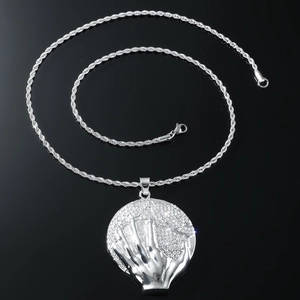 Collier hip hop avec pendentif main tenant la terre en argent serti de strass