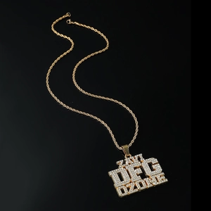 Hiphop-Halskette mit goldener Kordelkette und großem Anhänger mit glänzenden Strasssteinen