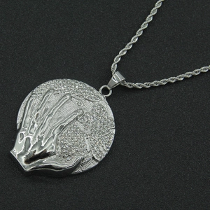 Collier chaîne hip hop avec pendentif main de squelette serti de strass brillants