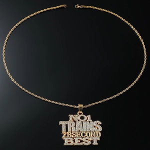 Collier doré avec pendentif lettres et strass brillants sur chaîne torsadée pour homme