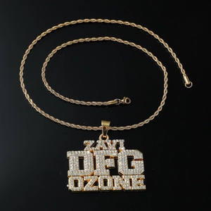 Hip-Hop-Halskette mit goldenem Rechteck-Buchstabenanhänger und weißen Zirkonia-Steinen