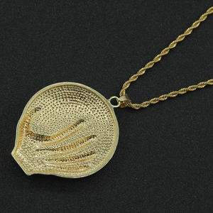 Collier hip hop doré avec vue arrière du pendentif globe et chaîne de style corde torsadée