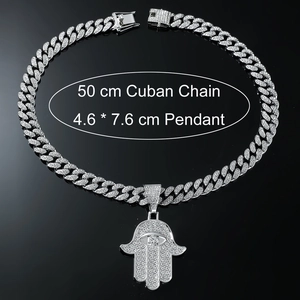 Détail de la chaîne cubaine de 50 cm avec pendentif main de fatma et cristaux sertis
