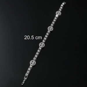Détail du bracelet tennis argenté de 20,5 cm avec visages souriants et cristaux sertis