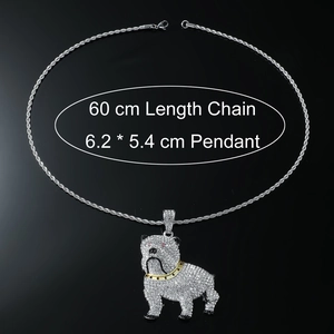 Detail van bulldog hanger met 60cm touwketting en afmetingen van 6,2x5,4cm hanger