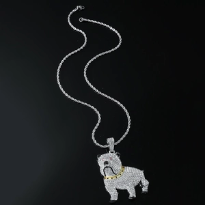 Detail van bulldog hanger met fonkelende strassteentjes en zilveren touwketting