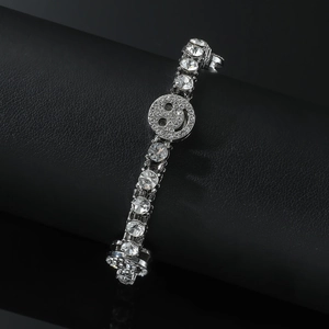 Bracciale hip-hop con faccina sorridente e zirconi su espositore in pelle nera