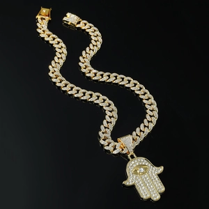 Pendentif Main de Fatma glacé avec cristaux sur chaîne cubaine dorée pour style hip hop