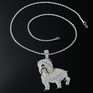 Hiphop ketting met bulldog hanger, sprankelende strassteentjes en zilveren gedraaide ketting