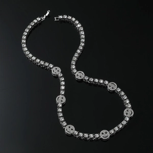 Collana tennis hip hop argento con faccine sorridenti ghiacciate e cristalli pavé a forma di S