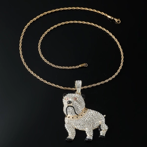 Detail van de hiphop bulldog hanger met sprankelende strassteentjes en rode edelstenen